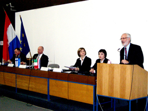 Zagreb, 20. ožujka 2009.  kap. Mario Babić, ravnatelj Uprave pomorskog prometa, pomorskog dobra i luka tijekom izlaganja sudionicima Konferencije o VTMIS